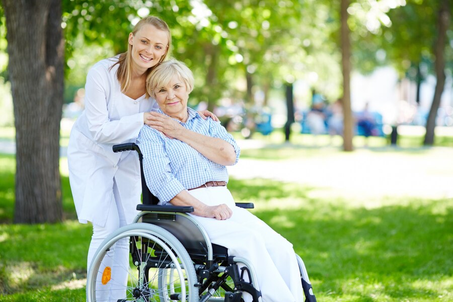 perbedaan caregiver dan perawat
