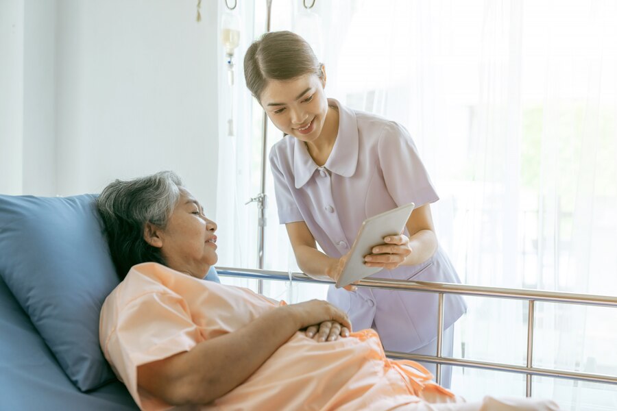 perbedaan perawat dan caregiverr