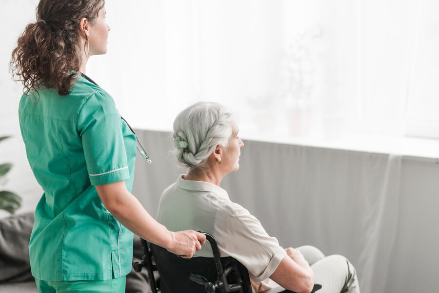 10 Tugas Utama Caregiver yang Wajib Anda Ketahuii